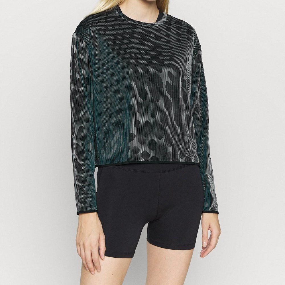 Nike run division mid layer top